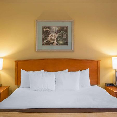 Quality Inn & Suites Midamerica Industrial Park Area Pryor Creek Esterno foto