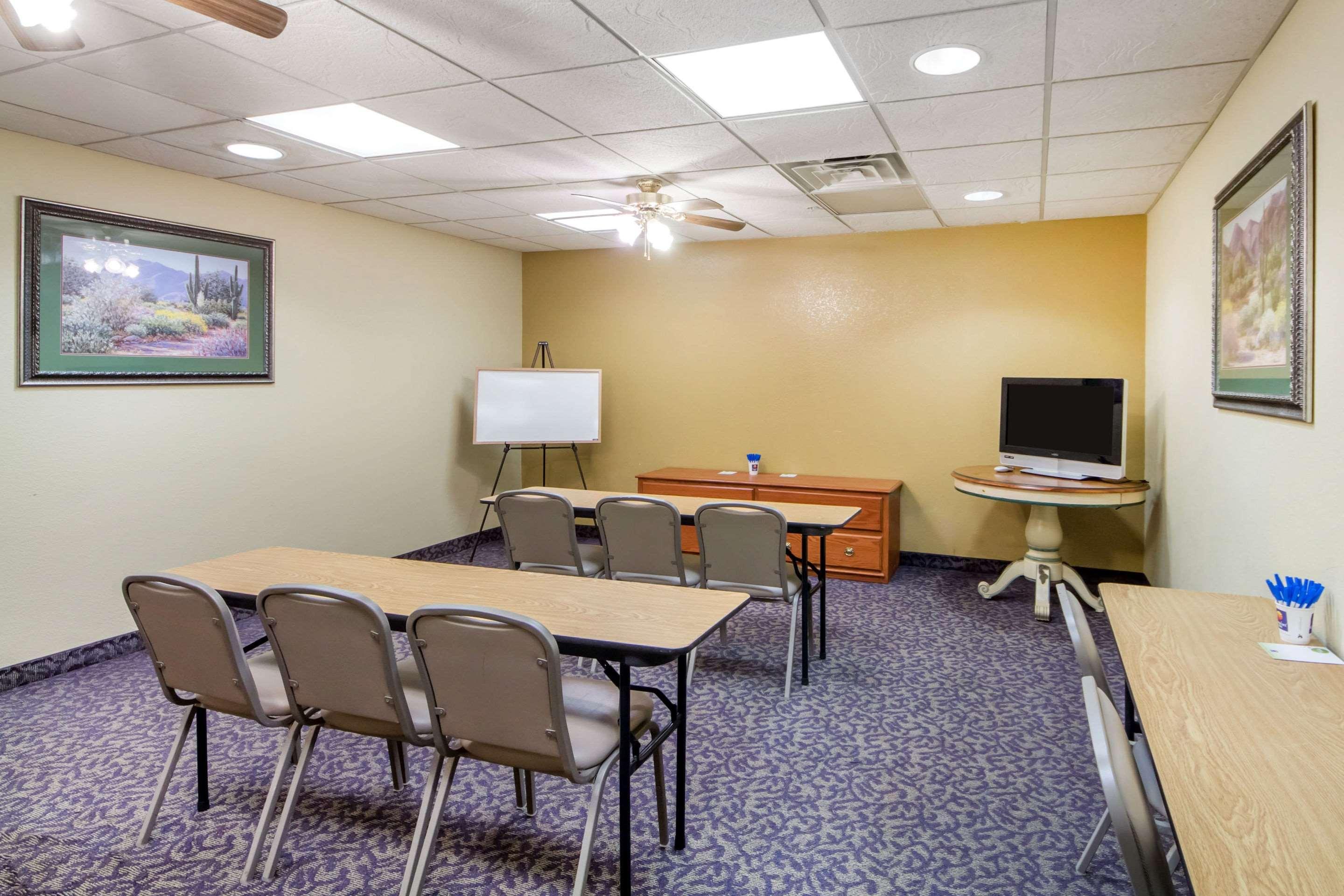 Quality Inn & Suites Midamerica Industrial Park Area Pryor Creek Esterno foto