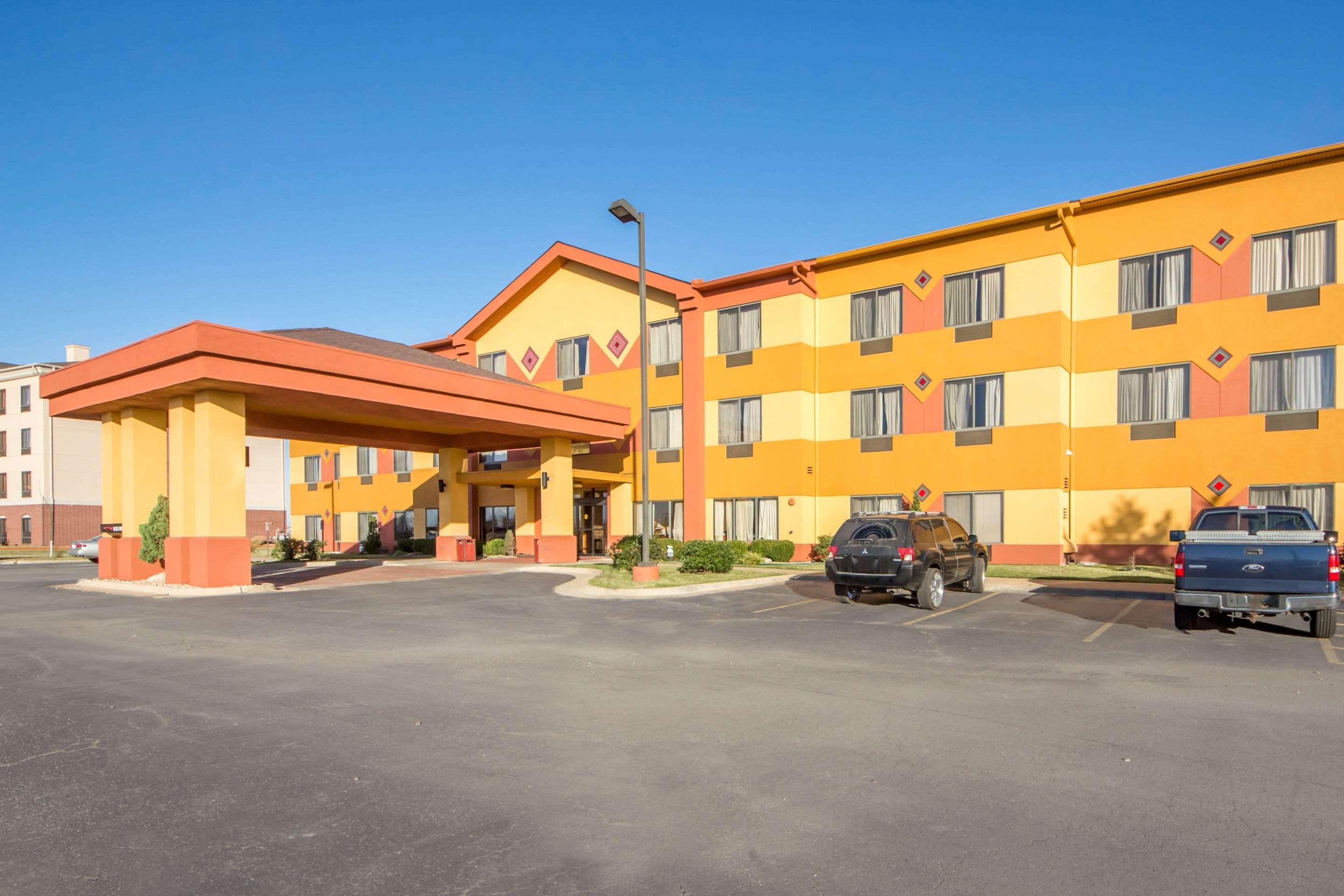 Quality Inn & Suites Midamerica Industrial Park Area Pryor Creek Esterno foto